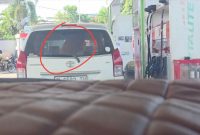 MENGUMPAT: Tampak sebuah mobil Toyota Avanza berwarna putih berada di area SPBU Kolor, Sumenep, dengan sejumlah jeriken terlihat di dalam kendaraan. Mobil tersebut diduga tengah mengisi BBM jenis Pertalite (SC : Video Viral)
