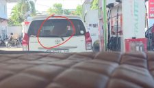 MENGUMPAT: Tampak sebuah mobil Toyota Avanza berwarna putih berada di area SPBU Kolor, Sumenep, dengan sejumlah jeriken terlihat di dalam kendaraan. Mobil tersebut diduga tengah mengisi BBM jenis Pertalite (SC : Video Viral)