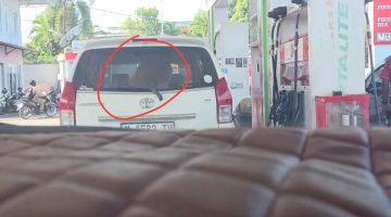 MENGUMPAT: Tampak sebuah mobil Toyota Avanza berwarna putih berada di area SPBU Kolor, Sumenep, dengan sejumlah jeriken terlihat di dalam kendaraan. Mobil tersebut diduga tengah mengisi BBM jenis Pertalite (SC : Video Viral)