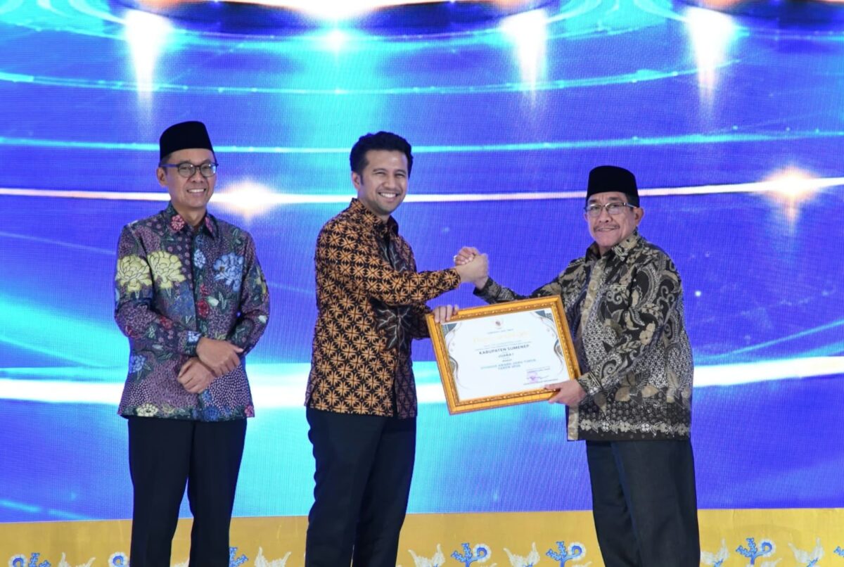 TERSENYUM: Wakil Bupati Sumenep KH. Imam Hasyim (kanan) saat menerima 3 penghargaan Syariah Award Jawa Timur sebagai Juara 1 dari Wakil Gubernur Jawa Timur Emil Elestianto Dardak (kiri) (Dok. Seputar Jatim)