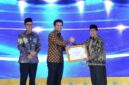 TERSENYUM: Wakil Bupati Sumenep KH. Imam Hasyim (kanan) saat menerima 3 penghargaan Syariah Award Jawa Timur sebagai Juara 1 dari Wakil Gubernur Jawa Timur Emil Elestianto Dardak (kiri) (Dok. Seputar Jatim)