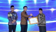 TERSENYUM: Wakil Bupati Sumenep KH. Imam Hasyim (kanan) saat menerima 3 penghargaan Syariah Award Jawa Timur sebagai Juara 1 dari Wakil Gubernur Jawa Timur Emil Elestianto Dardak (kiri) (Dok. Seputar Jatim)
