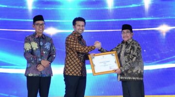 TERSENYUM: Wakil Bupati Sumenep KH. Imam Hasyim (kanan) saat menerima 3 penghargaan Syariah Award Jawa Timur sebagai Juara 1 dari Wakil Gubernur Jawa Timur Emil Elestianto Dardak (kiri) (Dok. Seputar Jatim)