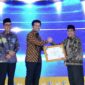 TERSENYUM: Wakil Bupati Sumenep KH. Imam Hasyim (kanan) saat menerima 3 penghargaan Syariah Award Jawa Timur sebagai Juara 1 dari Wakil Gubernur Jawa Timur Emil Elestianto Dardak (kiri) (Dok. Seputar Jatim)