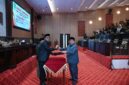 BERSINERGI: Ketua DPRD Sumenep Zainal Arifin (kiri) berjabat tangan dengan Wakil Bupati Sumenep, Imam Hasyim (kanan), usai Sepakati 8 Raperda (Dok. Seputar Jatim)