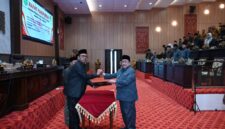 BERSINERGI: Ketua DPRD Sumenep Zainal Arifin (kiri) berjabat tangan dengan Wakil Bupati Sumenep, Imam Hasyim (kanan), usai Sepakati 8 Raperda (Dok. Seputar Jatim)