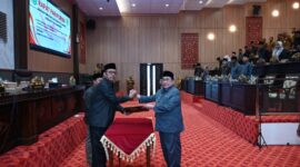 BERSINERGI: Ketua DPRD Sumenep Zainal Arifin (kiri) berjabat tangan dengan Wakil Bupati Sumenep, Imam Hasyim (kanan), usai Sepakati 8 Raperda (Dok. Seputar Jatim)
