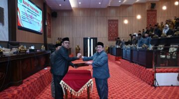 BERSINERGI: Ketua DPRD Sumenep Zainal Arifin (kiri) berjabat tangan dengan Wakil Bupati Sumenep, Imam Hasyim (kanan), usai Sepakati 8 Raperda (Dok. Seputar Jatim)