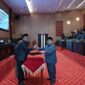 BERSINERGI: Ketua DPRD Sumenep Zainal Arifin (kiri) berjabat tangan dengan Wakil Bupati Sumenep, Imam Hasyim (kanan), usai Sepakati 8 Raperda (Dok. Seputar Jatim)