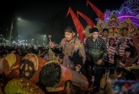 MERIAH: Bupati Sumenep Achmad Fauzi Wongsojudo, ikut memainkan musik tong-tong dalam Festival Musik Tong-tong se-Madura 2026 di Sumenep (Dok. Seputar Jatim)