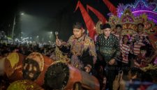MERIAH: Bupati Sumenep Achmad Fauzi Wongsojudo, ikut memainkan musik tong-tong dalam Festival Musik Tong-tong se-Madura 2026 di Sumenep (Dok. Seputar Jatim)