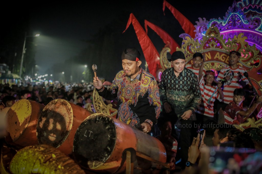 MERIAH: Bupati Sumenep Achmad Fauzi Wongsojudo, ikut memainkan musik tong-tong dalam Festival Musik Tong-tong se-Madura 2026 di Sumenep (Dok. Seputar Jatim)