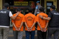 ILUSTRASI:
Tiga tersangka kasus dugaan pencurian kayu aset Desa Nonggunong digambarkan saat menjalani penahanan oleh penyidik Satreskrim Polresta Sumenep. Ketiganya resmi ditahan setelah menjalani pemeriksaan (Dok. Seputar Jatim)