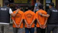 ILUSTRASI:
Tiga tersangka kasus dugaan pencurian kayu aset Desa Nonggunong digambarkan saat menjalani penahanan oleh penyidik Satreskrim Polresta Sumenep. Ketiganya resmi ditahan setelah menjalani pemeriksaan (Dok. Seputar Jatim)