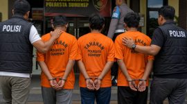ILUSTRASI:
Tiga tersangka kasus dugaan pencurian kayu aset Desa Nonggunong digambarkan saat menjalani penahanan oleh penyidik Satreskrim Polresta Sumenep. Ketiganya resmi ditahan setelah menjalani pemeriksaan (Dok. Seputar Jatim)