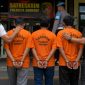 ILUSTRASI:
Tiga tersangka kasus dugaan pencurian kayu aset Desa Nonggunong digambarkan saat menjalani penahanan oleh penyidik Satreskrim Polresta Sumenep. Ketiganya resmi ditahan setelah menjalani pemeriksaan (Dok. Seputar Jatim)