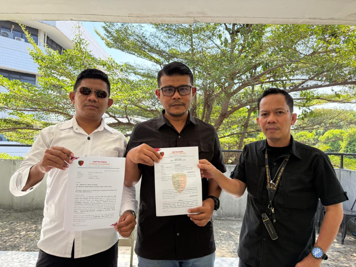 GAGAH : Ketua Umum IWO Yudhistira (tengah) bersama tim kuasa hukum menunjukkan surat somasi yang dilayangkan kepada PT Indah Logistik terkait dugaan kebocoran data konsumen yang diduga berujung pada penipuan (Dok. Seputar Jatim)