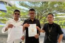 GAGAH : Ketua Umum IWO Yudhistira (tengah) bersama tim kuasa hukum menunjukkan surat somasi yang dilayangkan kepada PT Indah Logistik terkait dugaan kebocoran data konsumen yang diduga berujung pada penipuan (Dok. Seputar Jatim)