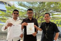 GAGAH : Ketua Umum IWO Yudhistira (tengah) bersama tim kuasa hukum menunjukkan surat somasi yang dilayangkan kepada PT Indah Logistik terkait dugaan kebocoran data konsumen yang diduga berujung pada penipuan (Dok. Seputar Jatim)