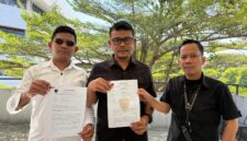 GAGAH : Ketua Umum IWO Yudhistira (tengah) bersama tim kuasa hukum menunjukkan surat somasi yang dilayangkan kepada PT Indah Logistik terkait dugaan kebocoran data konsumen yang diduga berujung pada penipuan (Dok. Seputar Jatim)
