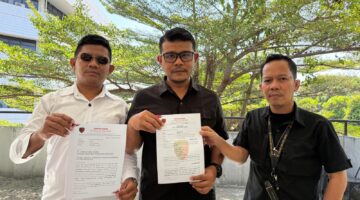 GAGAH : Ketua Umum IWO Yudhistira (tengah) bersama tim kuasa hukum menunjukkan surat somasi yang dilayangkan kepada PT Indah Logistik terkait dugaan kebocoran data konsumen yang diduga berujung pada penipuan (Dok. Seputar Jatim)