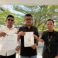 GAGAH : Ketua Umum IWO Yudhistira (tengah) bersama tim kuasa hukum menunjukkan surat somasi yang dilayangkan kepada PT Indah Logistik terkait dugaan kebocoran data konsumen yang diduga berujung pada penipuan (Dok. Seputar Jatim)