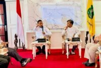 BERBINCANG: Bupati Sumenep, Achmad Fauzi Wongsojudo, bersama sejumlah kepala dinas saat berdiskusi dengan Kamura terkait rencana pengusulan KEK Tembakau Madura (Dok. Seputar Jatim)