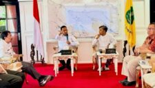 BERBINCANG: Bupati Sumenep, Achmad Fauzi Wongsojudo, bersama sejumlah kepala dinas saat berdiskusi dengan Kamura terkait rencana pengusulan KEK Tembakau Madura (Dok. Seputar Jatim)