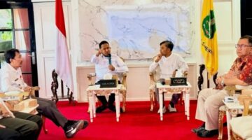 BERBINCANG: Bupati Sumenep, Achmad Fauzi Wongsojudo, bersama sejumlah kepala dinas saat berdiskusi dengan Kamura terkait rencana pengusulan KEK Tembakau Madura (Dok. Seputar Jatim)