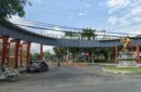 CERAH: Pintu masuk Kantor Pemerintah Kabupaten Sumenep tampak dari depan, dengan sejumlah kendaraan, termasuk becak dan mobil, melintasSeputar Jatim)