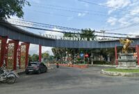CERAH: Pintu masuk Kantor Pemerintah Kabupaten Sumenep tampak dari depan, dengan sejumlah kendaraan, termasuk becak dan mobil, melintasSeputar Jatim)