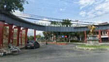 CERAH: Pintu masuk Kantor Pemerintah Kabupaten Sumenep tampak dari depan, dengan sejumlah kendaraan, termasuk becak dan mobil, melintasSeputar Jatim)