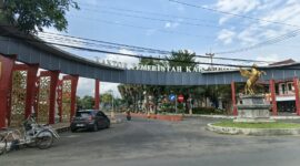 CERAH: Pintu masuk Kantor Pemerintah Kabupaten Sumenep tampak dari depan, dengan sejumlah kendaraan, termasuk becak dan mobil, melintasSeputar Jatim)