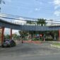 CERAH: Pintu masuk Kantor Pemerintah Kabupaten Sumenep tampak dari depan, dengan sejumlah kendaraan, termasuk becak dan mobil, melintasSeputar Jatim)