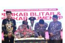 KOMPAK: Bupati Sumenep Achmad Fauzi Wongsojudo (kanan) bersama Bupati Blitar, Rijanto (kiri) saat menandatangani kesepakatan kerja sama di Pendopo Agung Keraton Sumenep (Dok. Seputar Jatim)