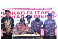 KOMPAK: Bupati Sumenep Achmad Fauzi Wongsojudo (kanan) bersama Bupati Blitar, Rijanto (kiri) saat menandatangani kesepakatan kerja sama di Pendopo Agung Keraton Sumenep (Dok. Seputar Jatim)