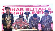 KOMPAK: Bupati Sumenep Achmad Fauzi Wongsojudo (kanan) bersama Bupati Blitar, Rijanto (kiri) saat menandatangani kesepakatan kerja sama di Pendopo Agung Keraton Sumenep (Dok. Seputar Jatim)