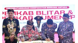 KOMPAK: Bupati Sumenep Achmad Fauzi Wongsojudo (kanan) bersama Bupati Blitar, Rijanto (kiri) saat menandatangani kesepakatan kerja sama di Pendopo Agung Keraton Sumenep (Dok. Seputar Jatim)