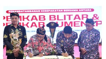 KOMPAK: Bupati Sumenep Achmad Fauzi Wongsojudo (kanan) bersama Bupati Blitar, Rijanto (kiri) saat menandatangani kesepakatan kerja sama di Pendopo Agung Keraton Sumenep (Dok. Seputar Jatim)