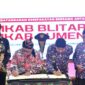 KOMPAK: Bupati Sumenep Achmad Fauzi Wongsojudo (kanan) bersama Bupati Blitar, Rijanto (kiri) saat menandatangani kesepakatan kerja sama di Pendopo Agung Keraton Sumenep (Dok. Seputar Jatim)