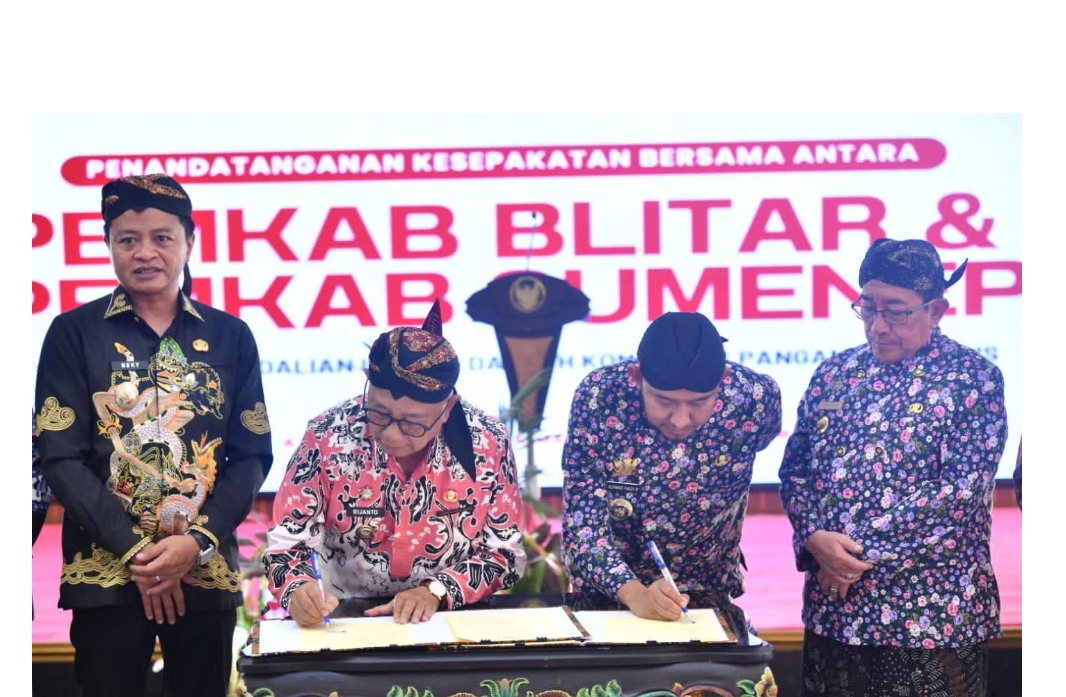 KOMPAK: Bupati Sumenep Achmad Fauzi Wongsojudo (kanan) bersama Bupati Blitar, Rijanto (kiri) saat menandatangani kesepakatan kerja sama di Pendopo Agung Keraton Sumenep (Dok. Seputar Jatim)