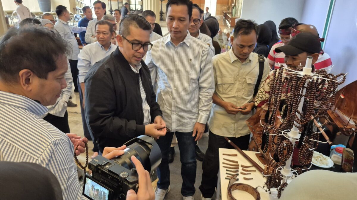 BERBINCANG: Pameran produk UMKM binaan Kangean Energy Indonesia (KEI) pada kegiatan Lokakarya Media SKK Migas Jabanusa 2026 di Yogyakarta (Dok. Seputar Jatim)
