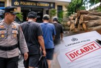 ILUSTRASI : Tiga tersangka kasus dugaan pencurian kayu di Nonggunong, Sumenep, yang telah dipulangkan setelah perkara tersebut dicabut oleh pelapor (Dok. Seputar Jatim)