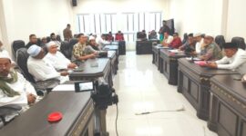 DIALOG: Sejumlah ulama dan habaib saat mendatangi Kantor DPRD Sumenep dalam dialog membahas maraknya tempat hiburan malam di Kabupaten Sumenep bersama Ketua dan sejumlah anggota DPRD Sumenep (Dok. Seputar Jatim)