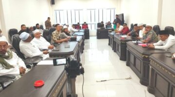 DIALOG: Sejumlah ulama dan habaib saat mendatangi Kantor DPRD Sumenep dalam dialog membahas maraknya tempat hiburan malam di Kabupaten Sumenep bersama Ketua dan sejumlah anggota DPRD Sumenep (Dok. Seputar Jatim)