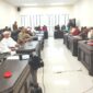 DIALOG: Sejumlah ulama dan habaib saat mendatangi Kantor DPRD Sumenep dalam dialog membahas maraknya tempat hiburan malam di Kabupaten Sumenep bersama Ketua dan sejumlah anggota DPRD Sumenep (Dok. Seputar Jatim)