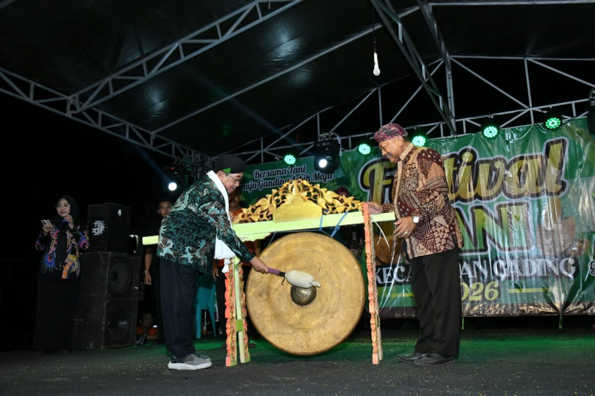 MERIAH: Wakil Bupati Sumenep KH. Imam Hasyim memukul gong sebagai tanda dibukanya Festival Tani Ganding 2026 di Lapangan Duwa’ Labuh, Kecamatan Ganding (Dok. Seputar Jatim)
