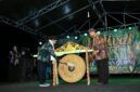 MERIAH: Wakil Bupati Sumenep KH. Imam Hasyim memukul gong sebagai tanda dibukanya Festival Tani Ganding 2026 di Lapangan Duwa’ Labuh, Kecamatan Ganding (Dok. Seputar Jatim)