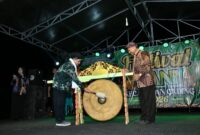 MERIAH: Wakil Bupati Sumenep KH. Imam Hasyim memukul gong sebagai tanda dibukanya Festival Tani Ganding 2026 di Lapangan Duwa’ Labuh, Kecamatan Ganding (Dok. Seputar Jatim)