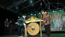 MERIAH: Wakil Bupati Sumenep KH. Imam Hasyim memukul gong sebagai tanda dibukanya Festival Tani Ganding 2026 di Lapangan Duwa’ Labuh, Kecamatan Ganding (Dok. Seputar Jatim)